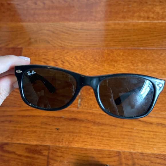 Ray-Ban RB 2132 NEW WAYFARER CLASSIC Black Sunglasses - Picture 8 of 11